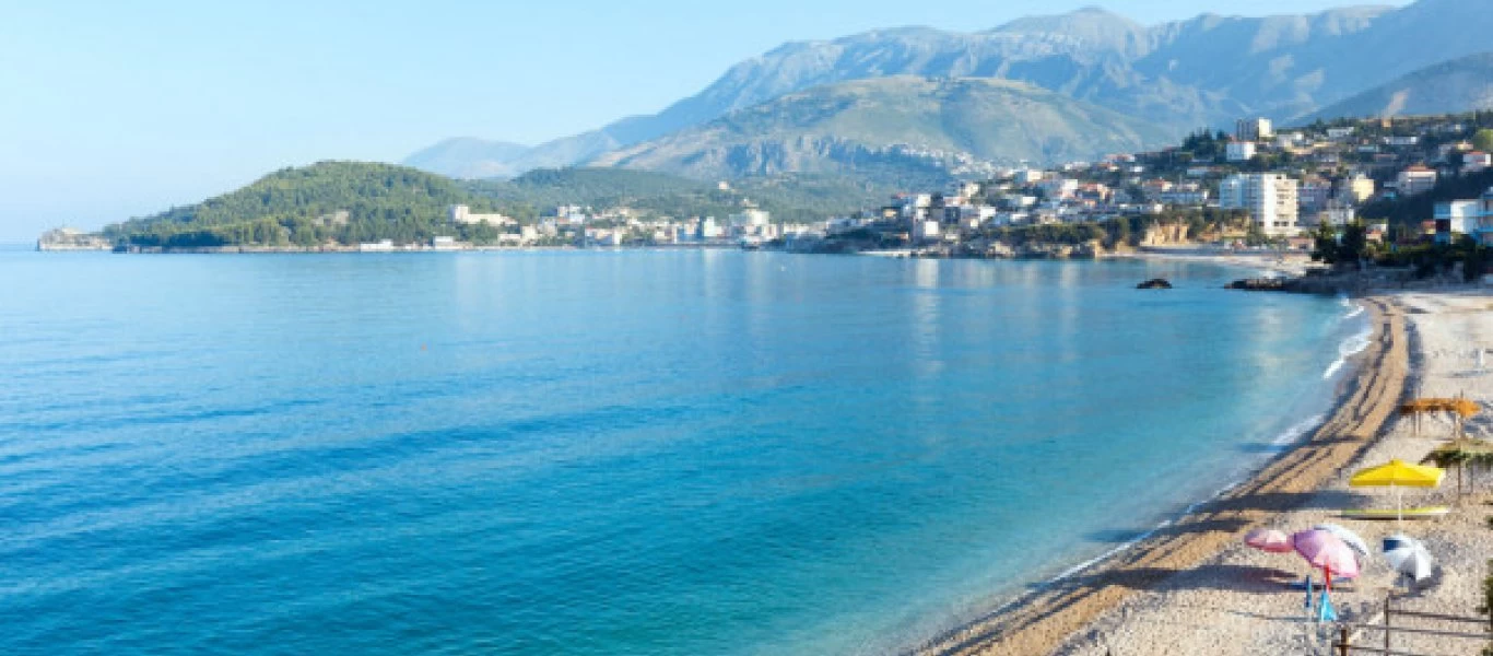Αλβανία: Συνεχίζεται ο πόλεμος της… ξαπλώστρας στην Χειμάρρα μεταξύ ιδιοκτητών beach bar (βίντεο)